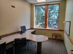 Study room with table, chair, computer, and 白板