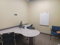 Study room with table, chairs, computer, and 白板